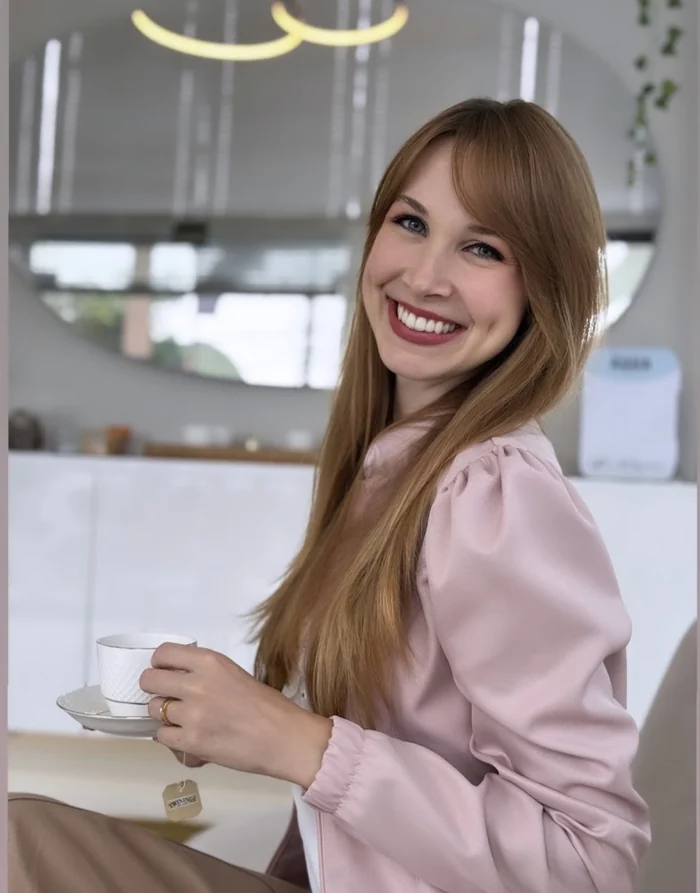 Jaque Schroeder em um momento tranquilo, tomando um chá.